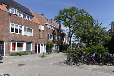914284 Gezicht op de huizen Bolksbeekstraat 33 (links) -lager te Utrecht.